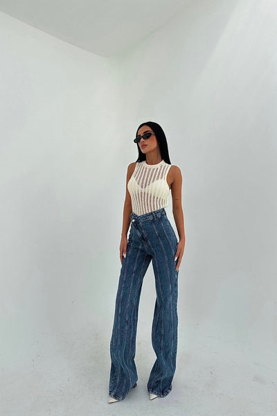 Flared Denim mit gekreuzten Knöpfen und Nahtdetails