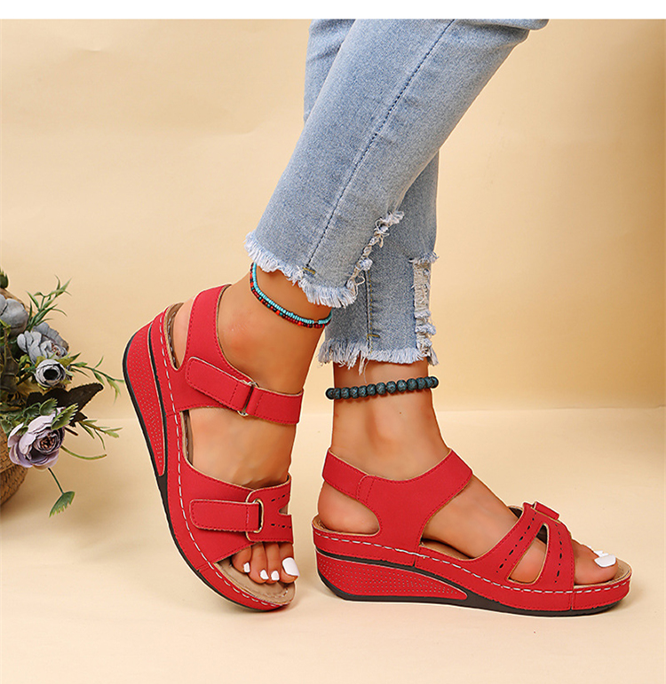 Modische orthopädische Sandalen für den Sommer